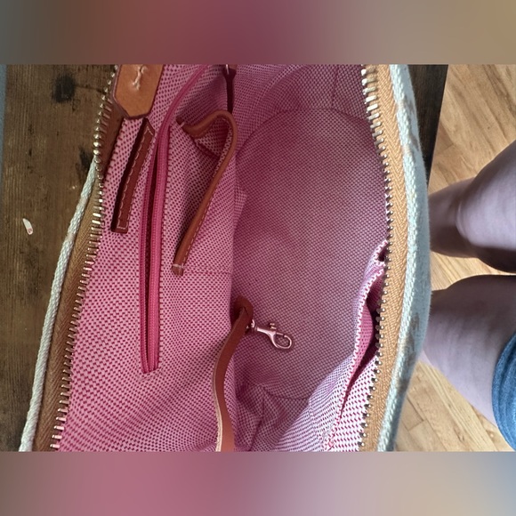 Dooney&Bourke light blue zippered bucket handbag with belt style strap - Picture 13 of 16